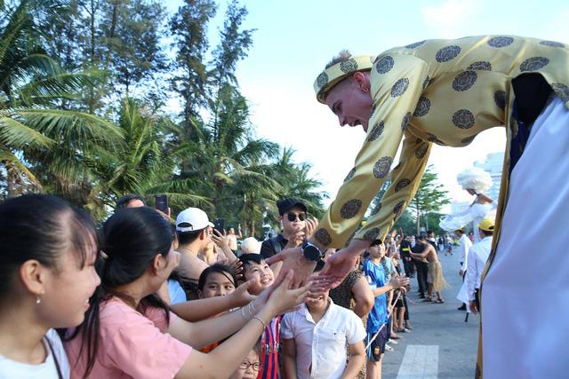 Sau Covid-19, du lịch Sầm Sơn bùng nổ với lễ hội Carnival đường phố - Ảnh 6. Sau Covid-19, du lịch Sầm Sơn bùng nổ với lễ hội Carnival đường phố - Ảnh 6.