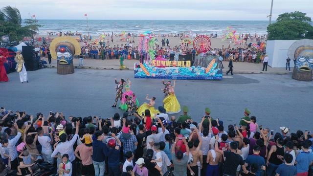 Sau Covid-19, du lịch Sầm Sơn bùng nổ với lễ hội Carnival đường phố - Ảnh 2. Sau Covid-19, du lịch Sầm Sơn bùng nổ với lễ hội Carnival đường phố - Ảnh 2.