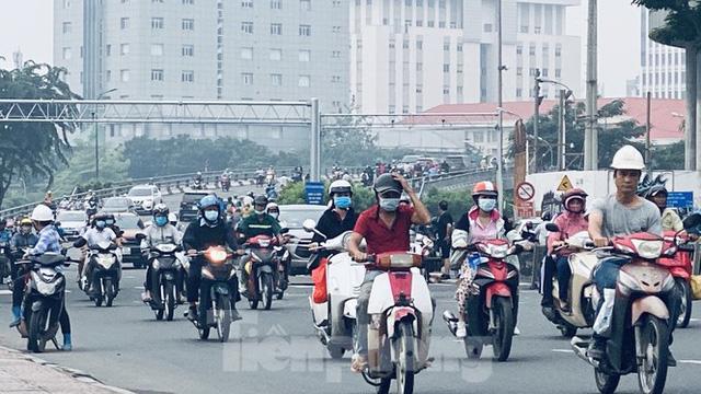Bầu trời Sài Gòn âm u, chìm trong sương mù - Ảnh 2. Bầu trời Sài Gòn âm u, chìm trong sương mù - Ảnh 2.