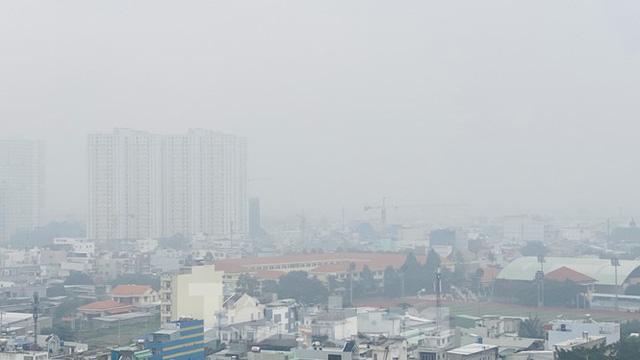 Bầu trời Sài Gòn âm u, chìm trong sương mù - Ảnh 15. Bầu trời Sài Gòn âm u, chìm trong sương mù - Ảnh 15.