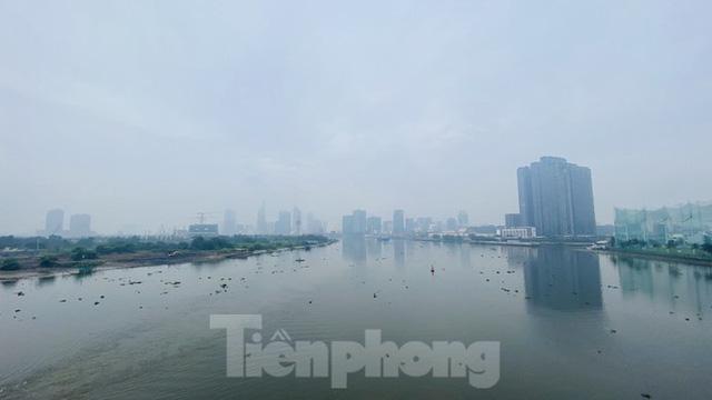 Bầu trời Sài Gòn âm u, chìm trong sương mù - Ảnh 11. Bầu trời Sài Gòn âm u, chìm trong sương mù - Ảnh 11.