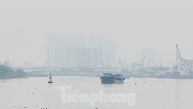 Bầu trời Sài Gòn âm u, chìm trong sương mù - Ảnh 10. Bầu trời Sài Gòn âm u, chìm trong sương mù - Ảnh 10.