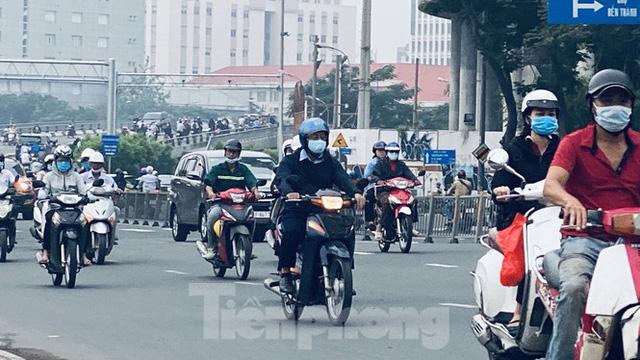 Bầu trời Sài Gòn âm u, chìm trong sương mù - Ảnh 3. Bầu trời Sài Gòn âm u, chìm trong sương mù - Ảnh 3.