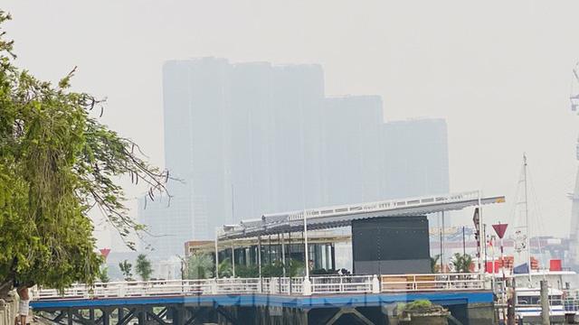 Bầu trời Sài Gòn âm u, chìm trong sương mù - Ảnh 6. Bầu trời Sài Gòn âm u, chìm trong sương mù - Ảnh 6.