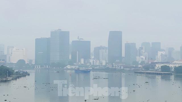 Bầu trời Sài Gòn âm u, chìm trong sương mù - Ảnh 13. Bầu trời Sài Gòn âm u, chìm trong sương mù - Ảnh 13.