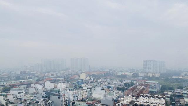 Bầu trời Sài Gòn âm u, chìm trong sương mù - Ảnh 16. Bầu trời Sài Gòn âm u, chìm trong sương mù - Ảnh 16.