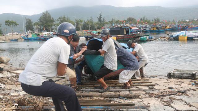 Ngư dân Đà Nẵng hối hả thuê xe cẩu đưa thuyền đi tránh bão số 9 - Ảnh 4. Ngư dân Đà Nẵng hối hả thuê xe cẩu đưa thuyền đi tránh bão số 9 - Ảnh 4.