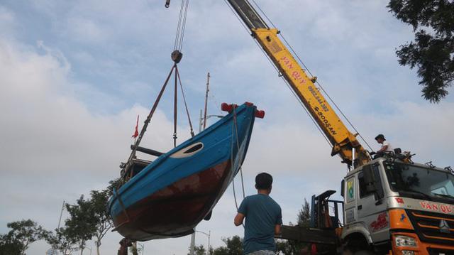 Ngư dân Đà Nẵng hối hả thuê xe cẩu đưa thuyền đi tránh bão số 9 - Ảnh 7. Ngư dân Đà Nẵng hối hả thuê xe cẩu đưa thuyền đi tránh bão số 9 - Ảnh 7.
