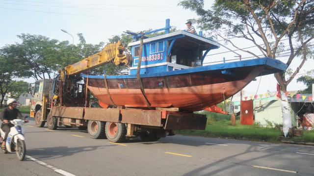 Ngư dân Đà Nẵng hối hả thuê xe cẩu đưa thuyền đi tránh bão số 9 - Ảnh 9. Ngư dân Đà Nẵng hối hả thuê xe cẩu đưa thuyền đi tránh bão số 9 - Ảnh 9.
