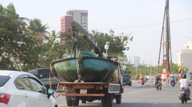 Ngư dân Đà Nẵng hối hả thuê xe cẩu đưa thuyền đi tránh bão số 9 - Ảnh 10. Ngư dân Đà Nẵng hối hả thuê xe cẩu đưa thuyền đi tránh bão số 9 - Ảnh 10.