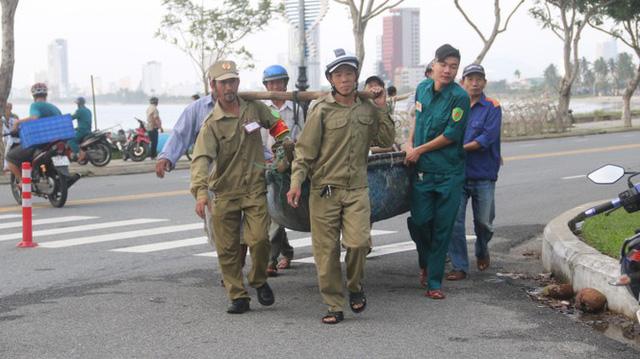 Ngư dân Đà Nẵng hối hả thuê xe cẩu đưa thuyền đi tránh bão số 9 - Ảnh 5. Ngư dân Đà Nẵng hối hả thuê xe cẩu đưa thuyền đi tránh bão số 9 - Ảnh 5.