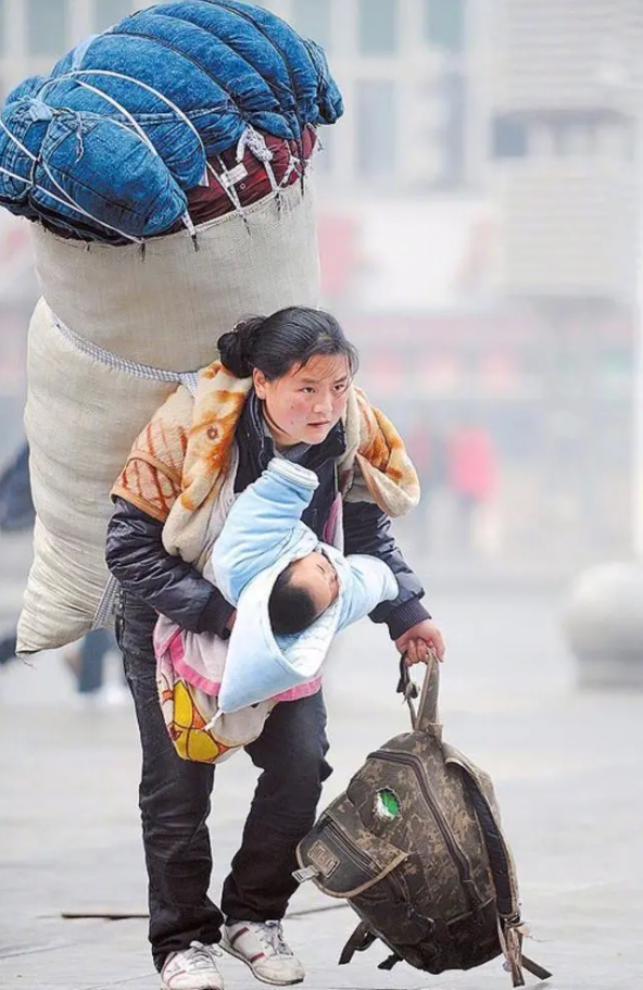 Ít tháng sau bức ảnh chấn động, người mẹ trong hình chịu bi kịch xé lòng: Nghèo ở TQ đáng sợ tới mức nào? - Ảnh 1. Ít tháng sau bức ảnh chấn động, người mẹ trong hình chịu bi kịch xé lòng: Nghèo ở TQ đáng sợ tới mức nào? - Ảnh 1.
