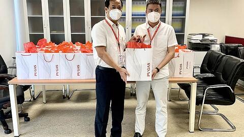 Công đoàn Tổng công ty khí Việt Nam trao tặng gần 200 phần quà hỗ trợ cán bộ hưu trí phòng chống dịch bệnh Covid-19