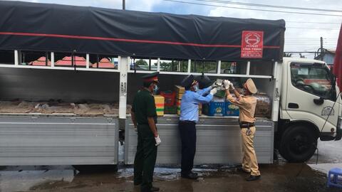 Tiền Giang: Phát hiện thuốc lá điếu nhập lậu ngụy trang trên xe “luồng xanh”