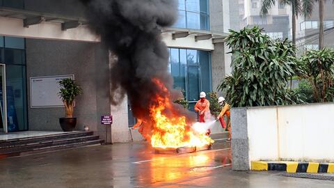 Các lực lượng phối hợp diễn tập chữa cháy, cứu nạn
