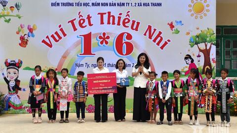 Phu nhân Ngô Phương Ly tặng quà trẻ em Điện Biên