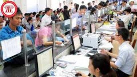 Công chức xã là người dân tộc thiểu số phải công tác bao lâu mới được cử đi đào tạo đại học?