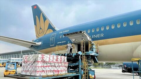 Nam, Bắc một lòng nỗ lực vận chuyển hàng hoá cho bà con vùng lũ