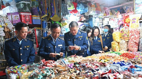 Hà Nội: Hàng Tết đầy đủ, sẵn sàng phục vụ người dân