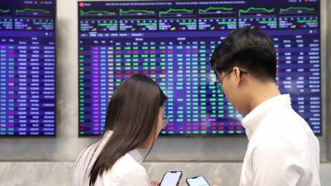 Bắt đáy nhập cuộc, VN-Index lấy lại mốc 1.600 điểm