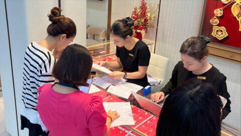 Giá vàng hôm nay 10/4: Vàng tiếp tục biến động, chuyên gia dự báo gì?