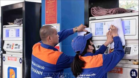 Giá xăng dầu tiếp tục giảm