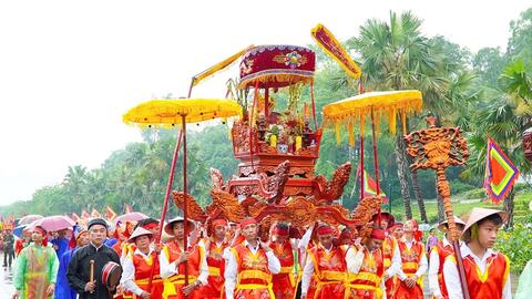 Độc đáo nghi thức rước kiệu về Đền Hùng