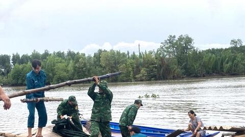 Bộ đội Biên phòng tỉnh Cà Mau: Hỗ trợ người dân bị sạt lở đất làm hư hỏng nhà