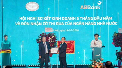 ABBank nhận Cờ thi đua, ghi nhận nỗ lực đổi mới và phát triển bền vững