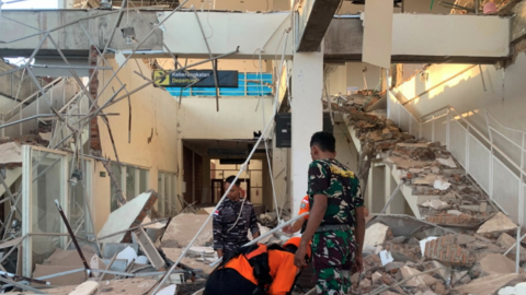 Động đất có độ lớn 7,7 ngoài khơi Indonesia