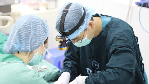 Học phí ngành Y cao nhất, bác sĩ trẻ đối mặt nghịch lý 'đầu tư lớn, thu nhập thấp'