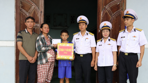 Lữ đoàn 171 thăm, tặng quà con ngư dân nhân dịp Tết Trung thu 2026