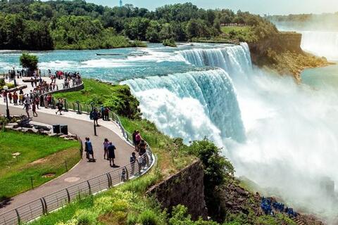 Mỹ có thể mất hàng tỷ USD doanh thu từ du lịch vì căng thẳng với Canada