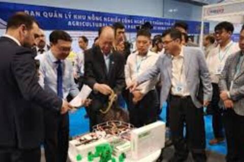 Hơn 120 gian hàng được trưng bày tại Hội chợ và triển lãm công nghệ quốc tế 2025