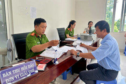 Chính quyền cơ sở tại Đắk Lắk nỗ lực "hết việc chứ không hết giờ" phục vụ Nhân dân