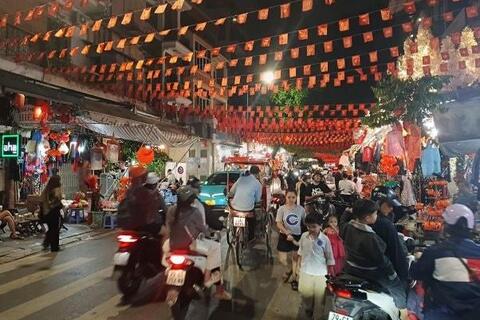 Phố Hàng Mã vào mùa Halloween