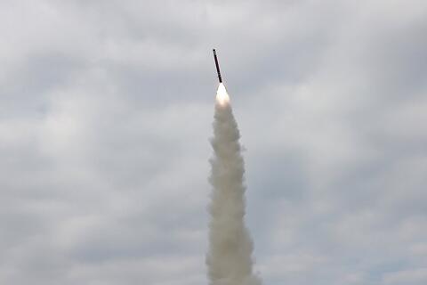 Triều Tiên thử tên lửa hành trình khi ông Trump đến thăm Hàn Quốc