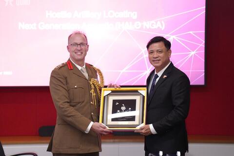Thượng tướng Nguyễn Trường Thắng thăm doanh trại quân đội, tập đoàn quốc phòng của Anh