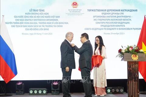 Trao tặng Huân chương Hữu nghị cho người bạn Nga của Việt Nam