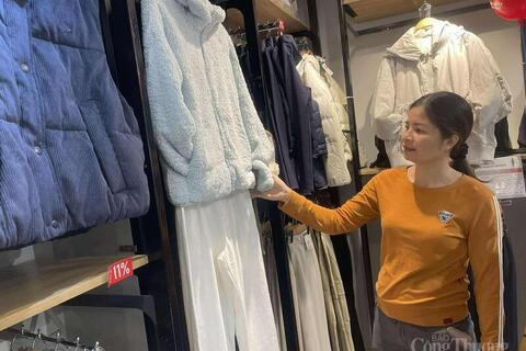 Thị trường áo ấm mùa đông nhộn nhịp: Đa dạng mẫu mã, giá cả cạnh tranh