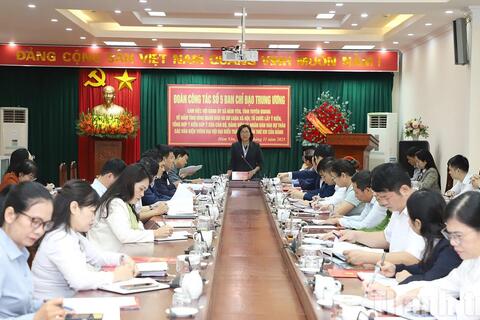 Tiếp tục nắm bắt tư tưởng dư luận xã hội bằng nhiều hình thức và tăng cường gặp gỡ, đối thoại với Nhân dân