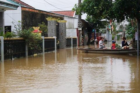 Mưa lũ, sạt lở đất ở miền Trung: 14 người chết và mất tích