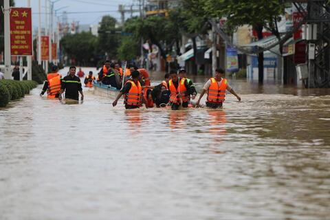 Phó Thủ tướng Chính phủ Hồ Quốc Dũng trực tiếp kiểm tra hiện trường sạt lở đèo Khánh Lê
