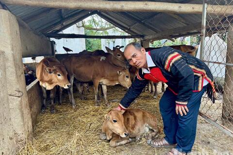 Dang Kang quan tâm thực hiện chính sách, phát huy vai trò người có uy tín trong đồng bào dân tộc thiểu số