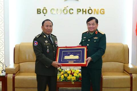 Thượng tướng Hoàng Xuân Chiến tiếp Tổng cục trưởng Tổng cục Chính sách và Đối ngoại Campuchia