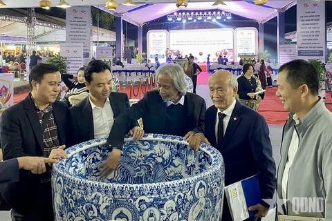 <a href="/thong-tin-thi-truong" title="Thông tin thị trường" rel="dofollow">Thông tin thị trường</a>