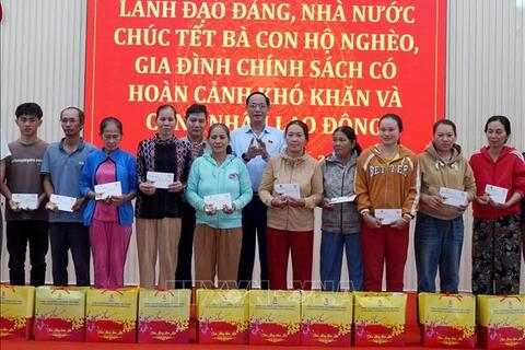 Phó chủ tịch Quốc hội Trần Quang Phương tặng quà gia đình chính sách, hộ nghèo tỉnh Quảng Ngãi