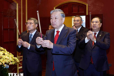 Tổng Bí thư dâng hương tại Khu Di tích Hoàng thành Thăng Long và Di tích Nhà 67