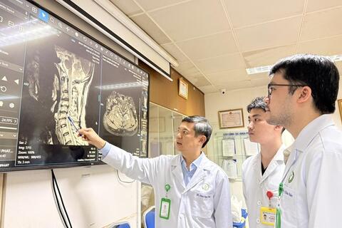 Bệnh viện Hữu nghị Việt Đức: Điều trị thành công hẹp ống sống cổ cho người bệnh