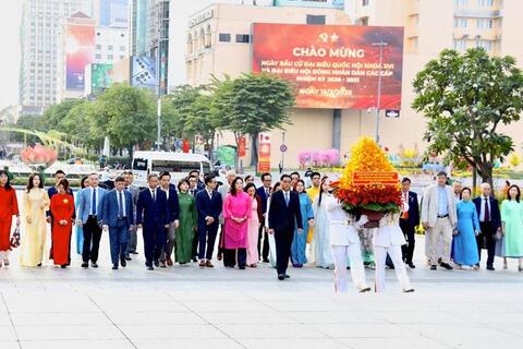 <a href="/dau-tu" title="Đầu tư" rel="dofollow">Đầu tư</a>